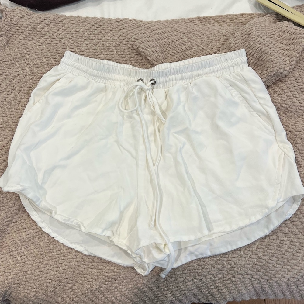 Le Lis Linen White Shorts